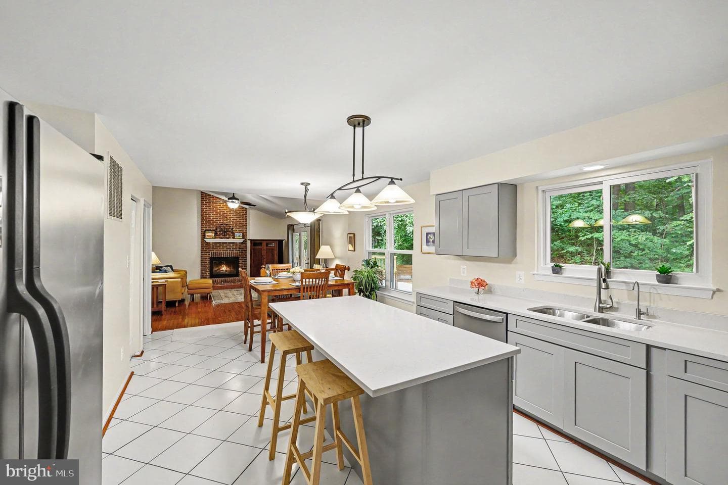 13704 Shelburne Street photo 6