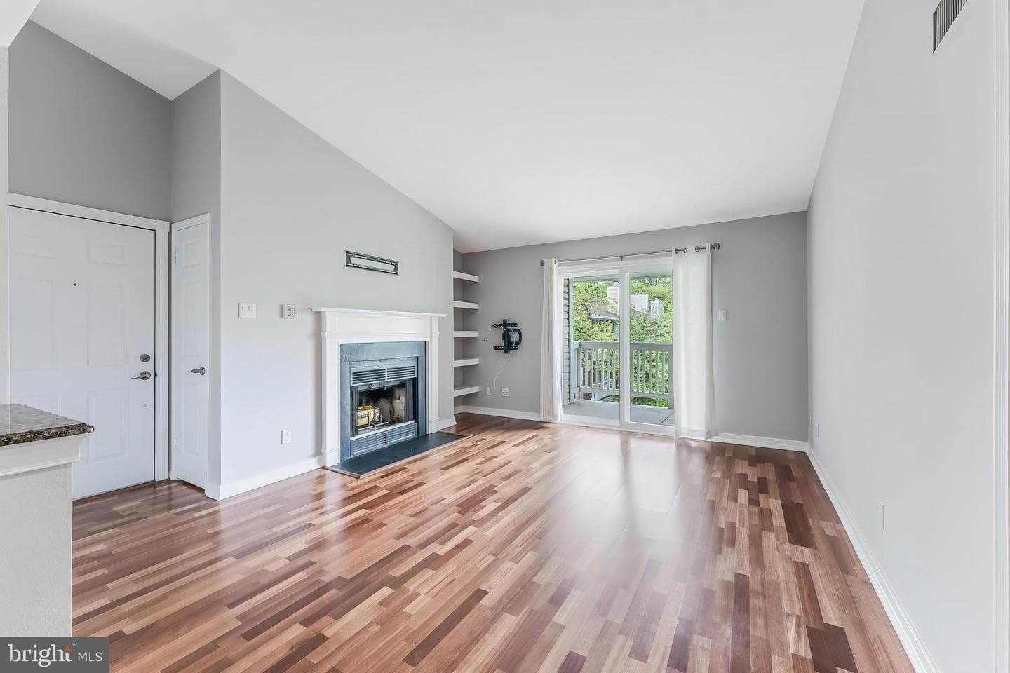 1532 Lincoln Way #301b photo 2
