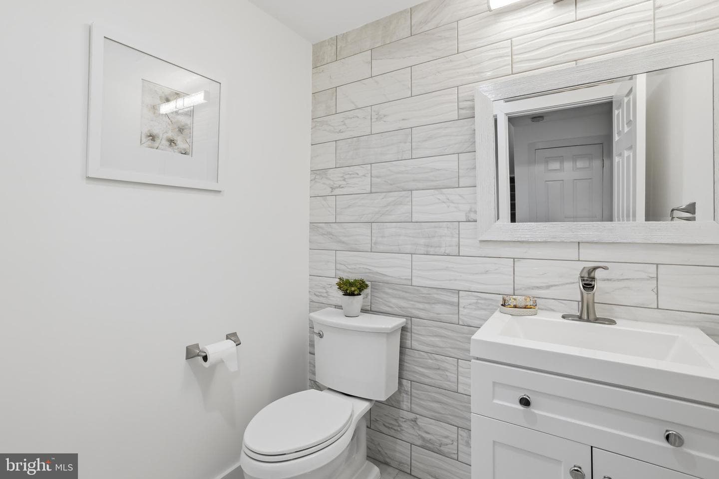 6925 Barrett Road photo 23