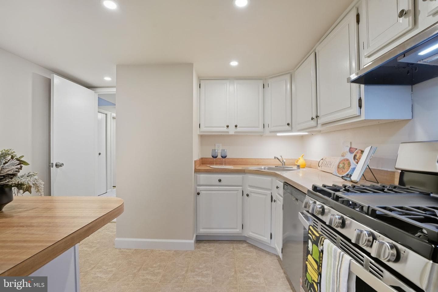 1552 Northgate Square #12b photo 7