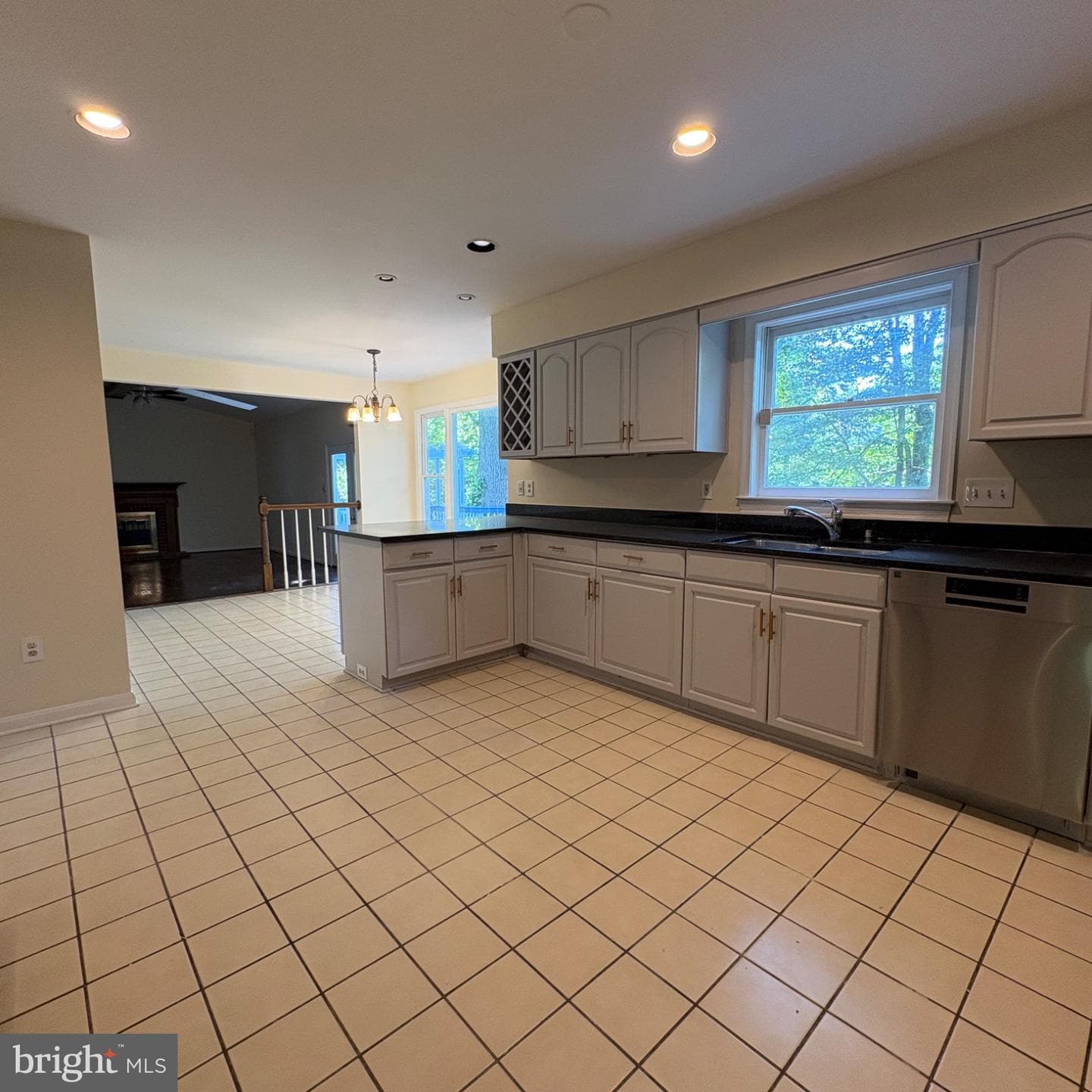 3502 Holly Road photo 5