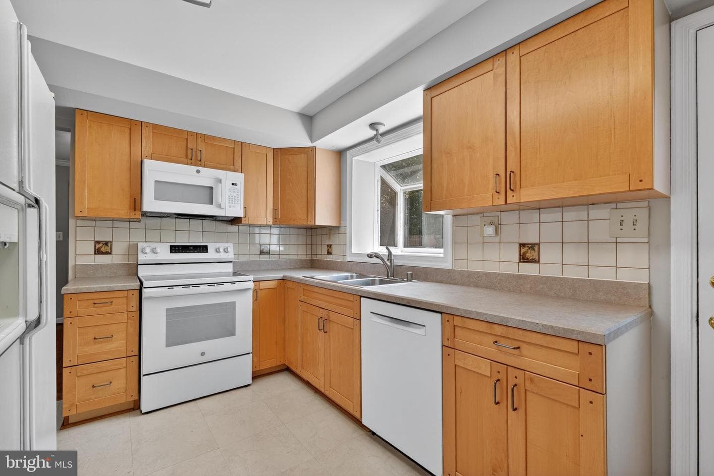 6727 Newington Road photo 17