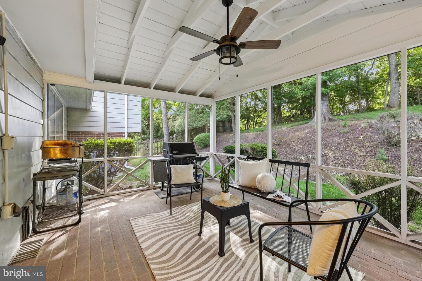 2205 Abbotsford photo 32