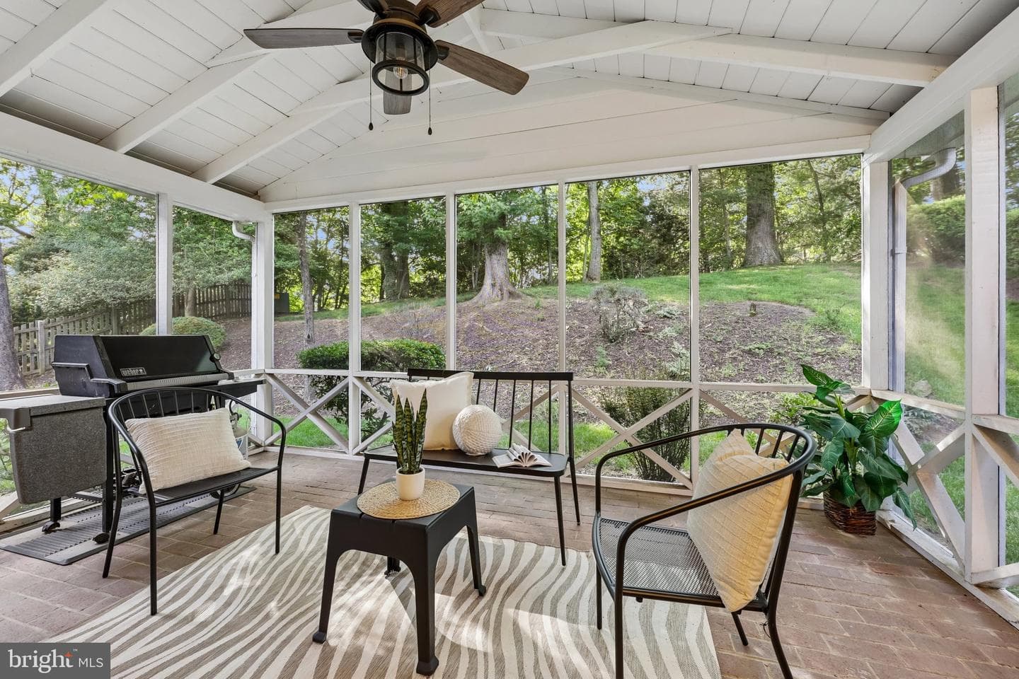 2205 Abbotsford photo 33