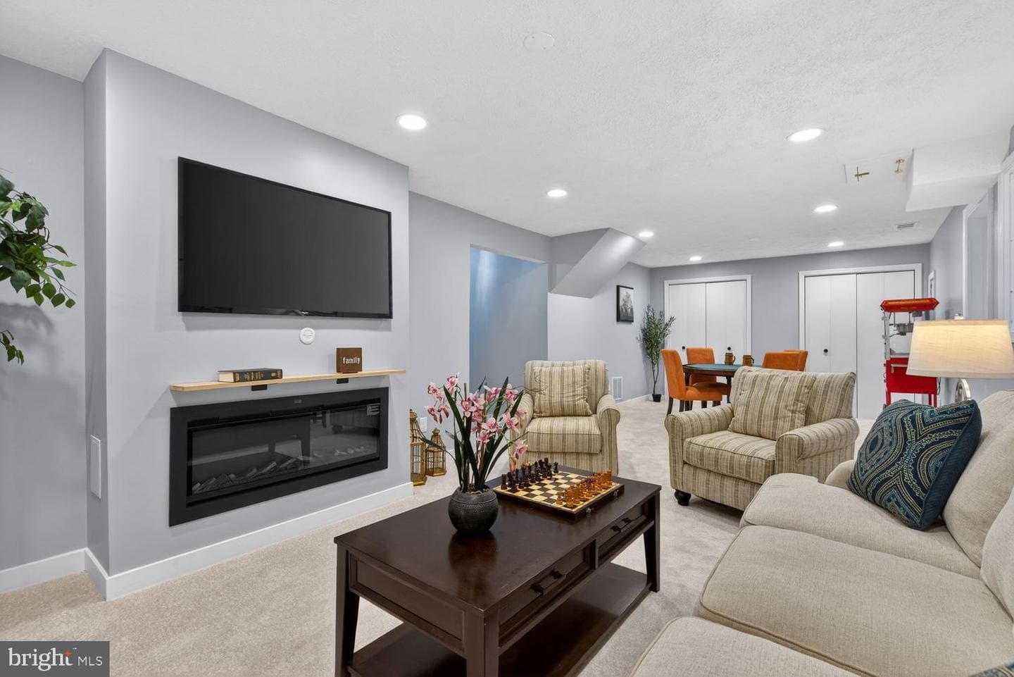 8532 Lakinhurst Lane photo 3