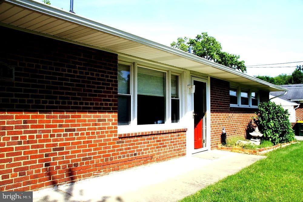 5213 Montgomery Street photo 3