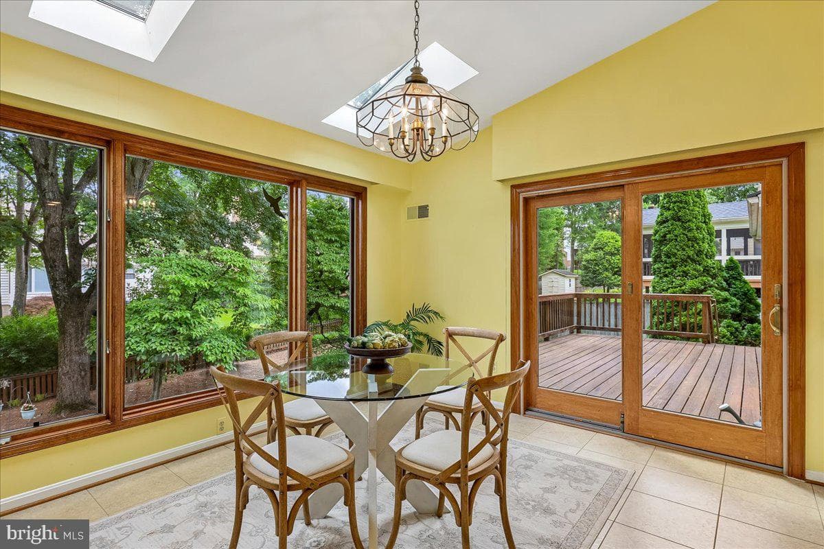 9804 Dansk Court photo 15
