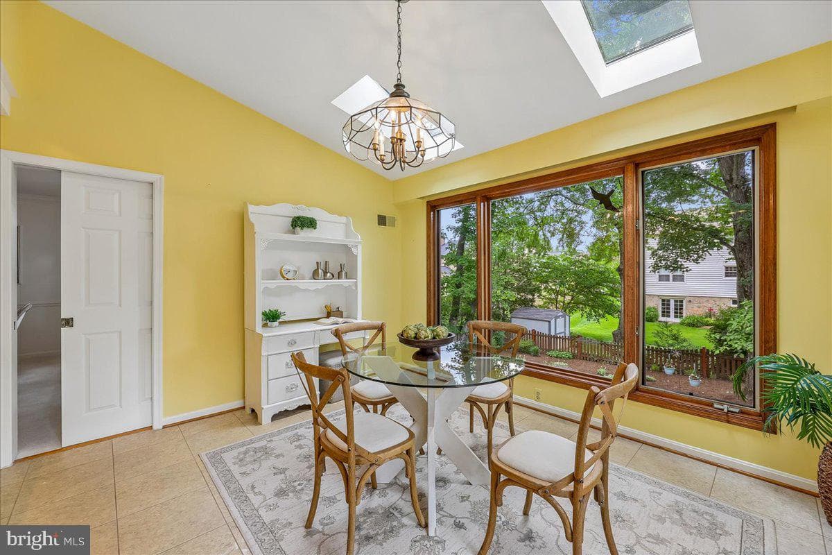 9804 Dansk Court photo 16