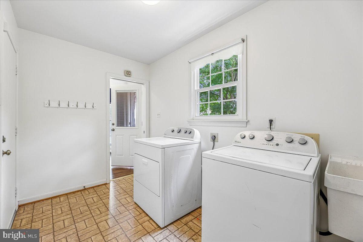 9804 Dansk Court photo 23