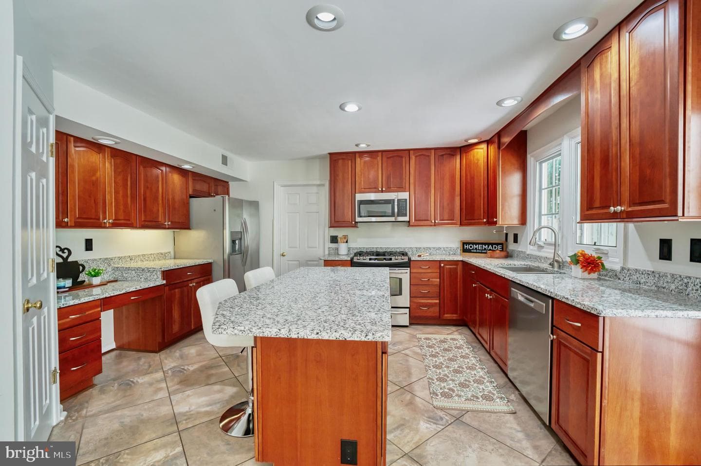 8722 Foxhall Terrace photo 24