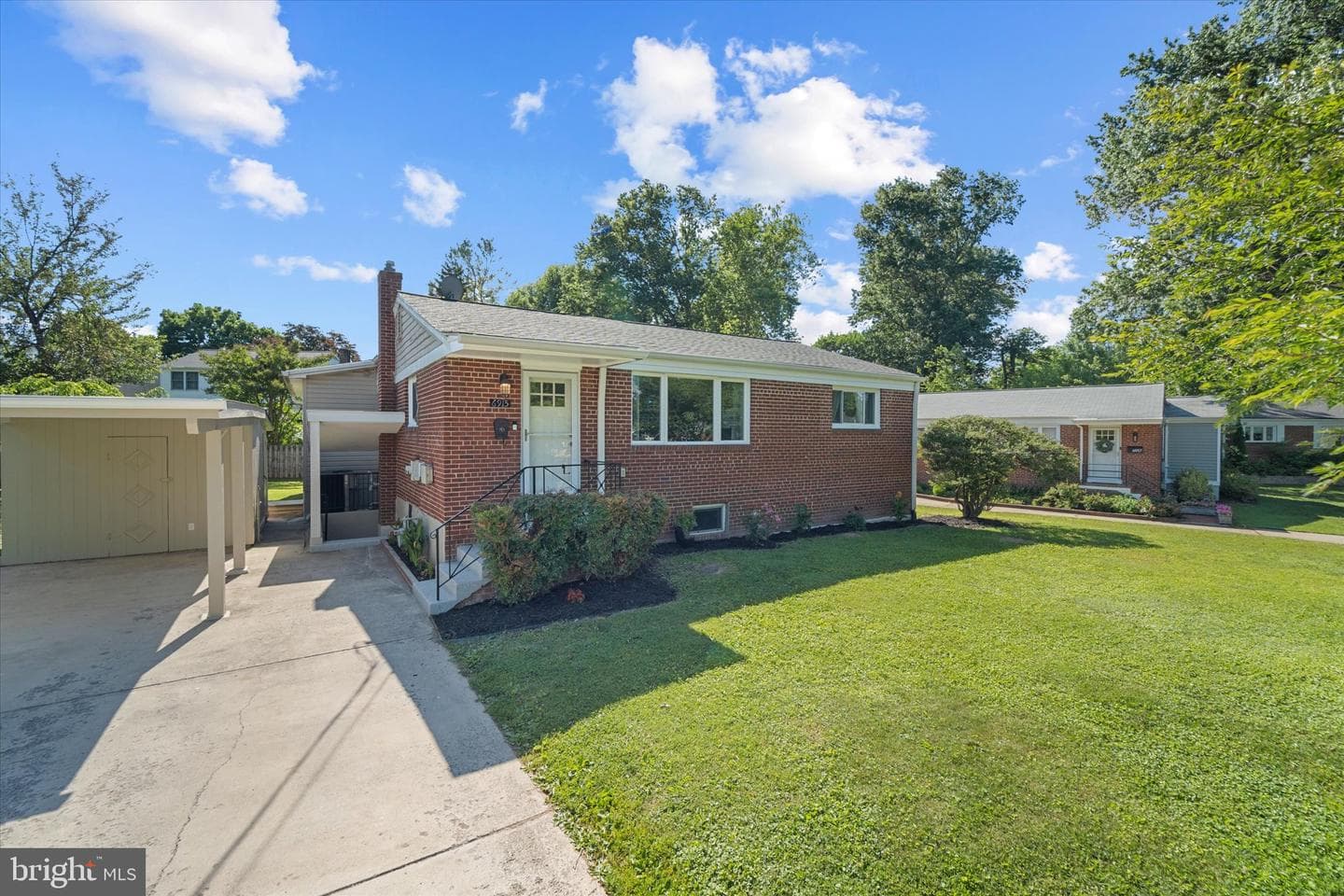 6915 Kingwood Drive photo 1