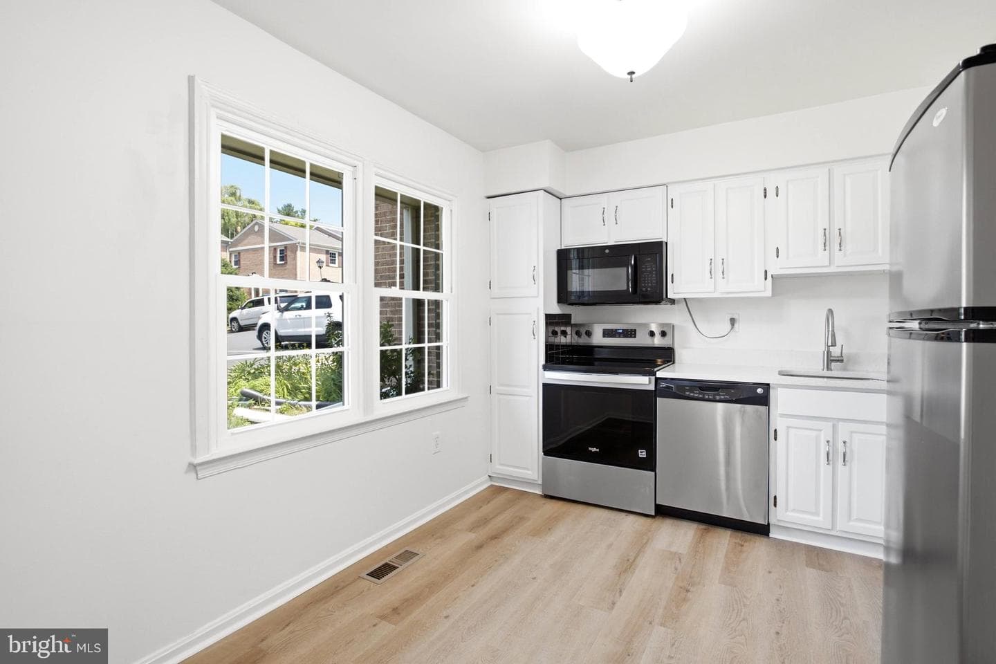 4527 Airlie Way photo 6