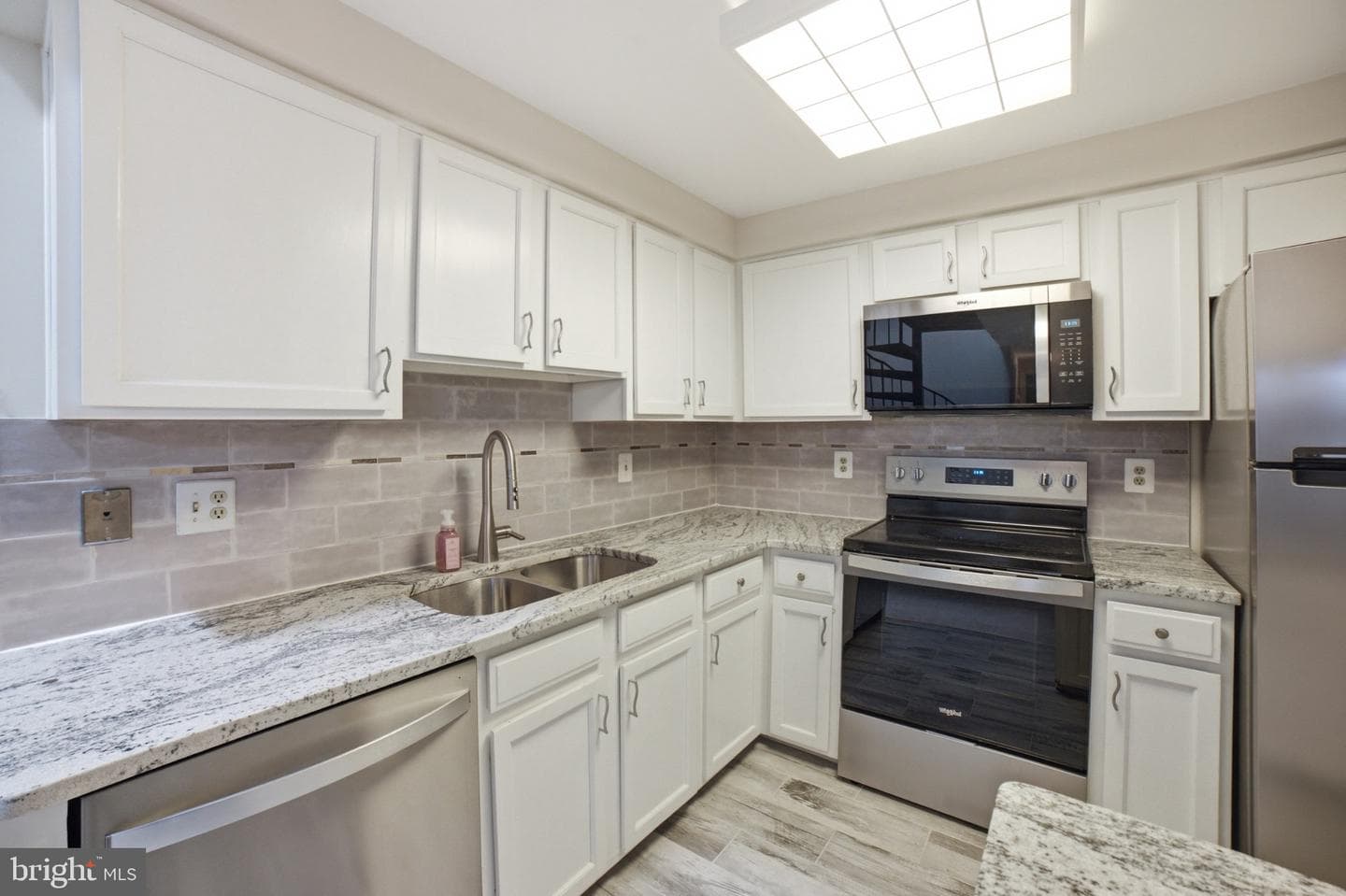 6090 Essex House Square #b photo 8