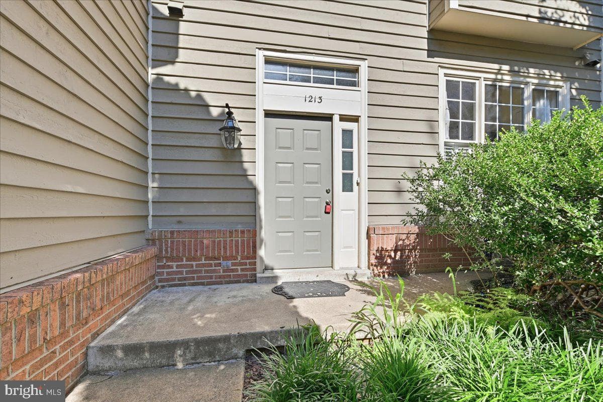 1213 Weatherstone Court photo 4