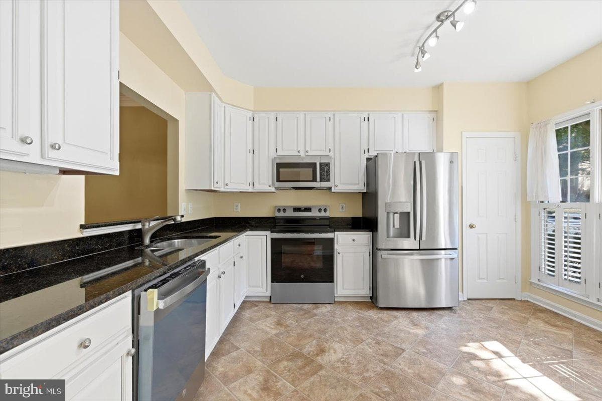 1213 Weatherstone Court photo 6