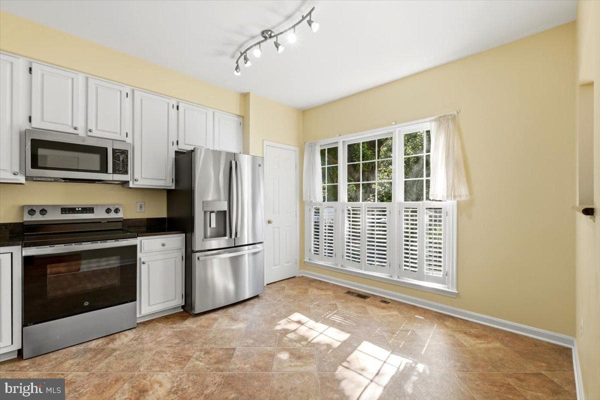 1213 Weatherstone Court photo 7