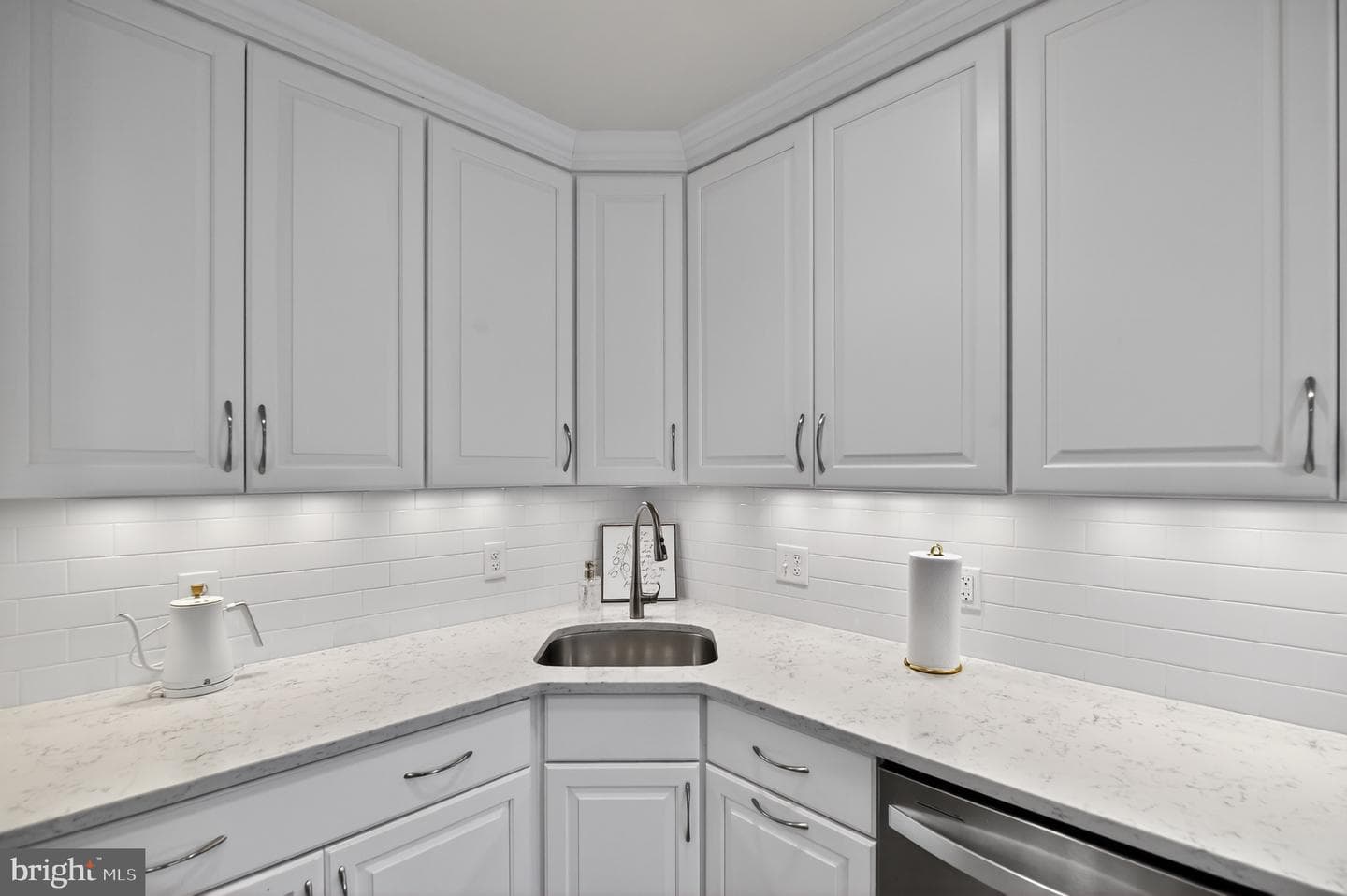 6027 Queenston Street photo 10