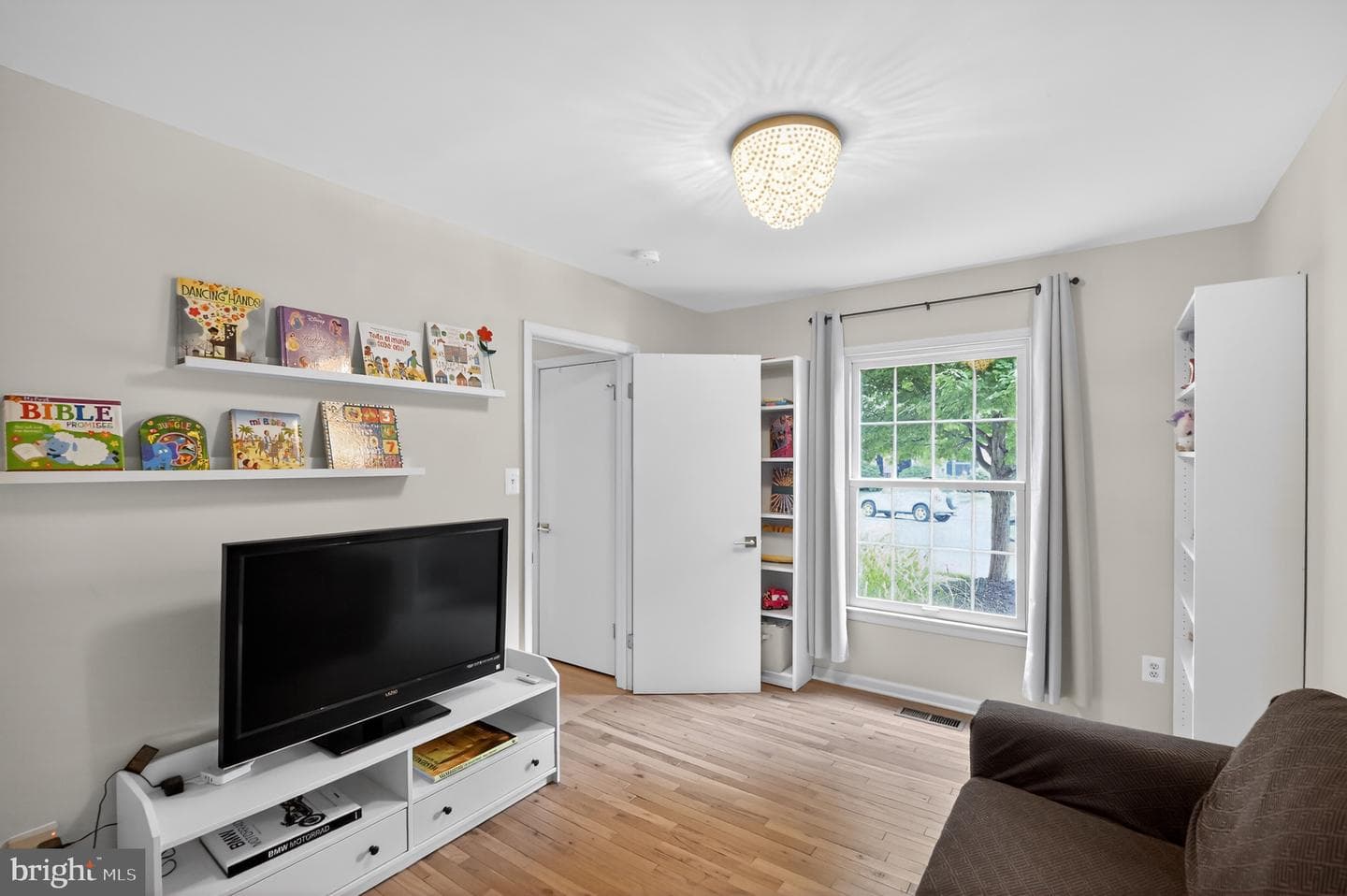 6027 Queenston Street photo 13