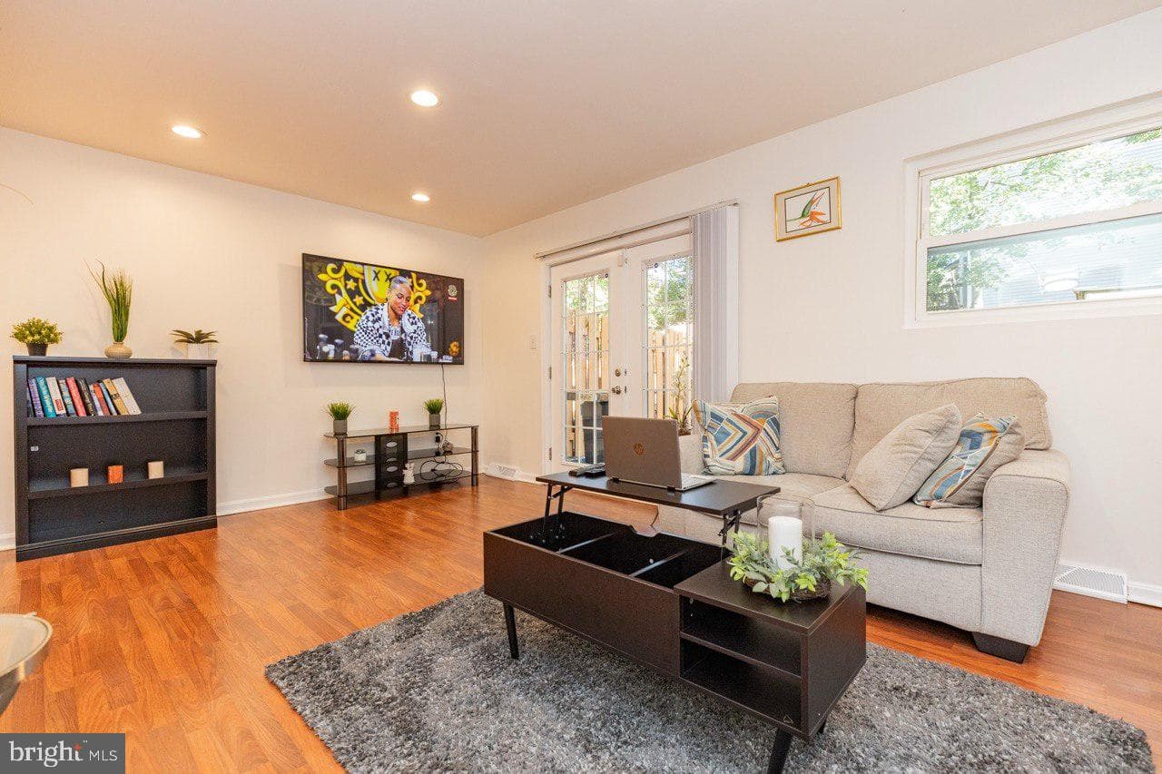 6463 Gildar Street photo 4