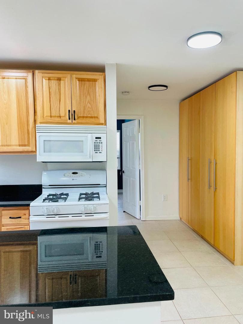 2301 Farrington #301, Alexandria