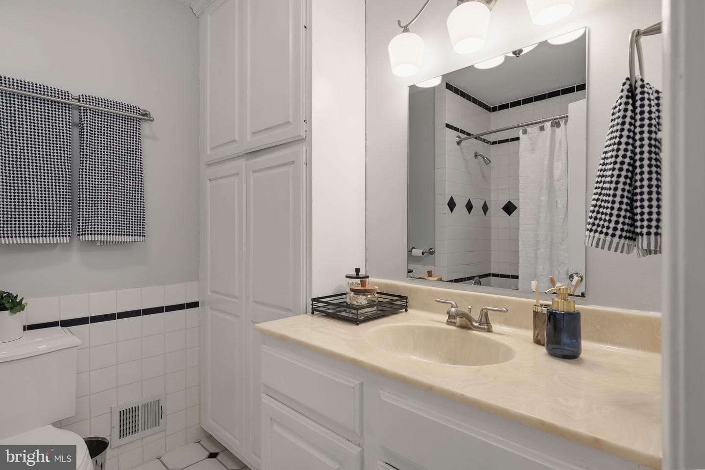 7118 Devonshire Road photo 42