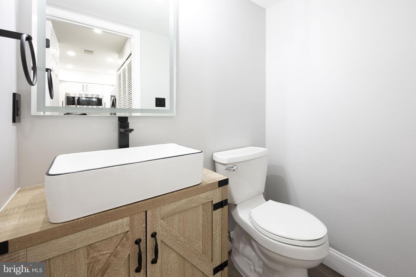 6034 Netherton Street photo 11