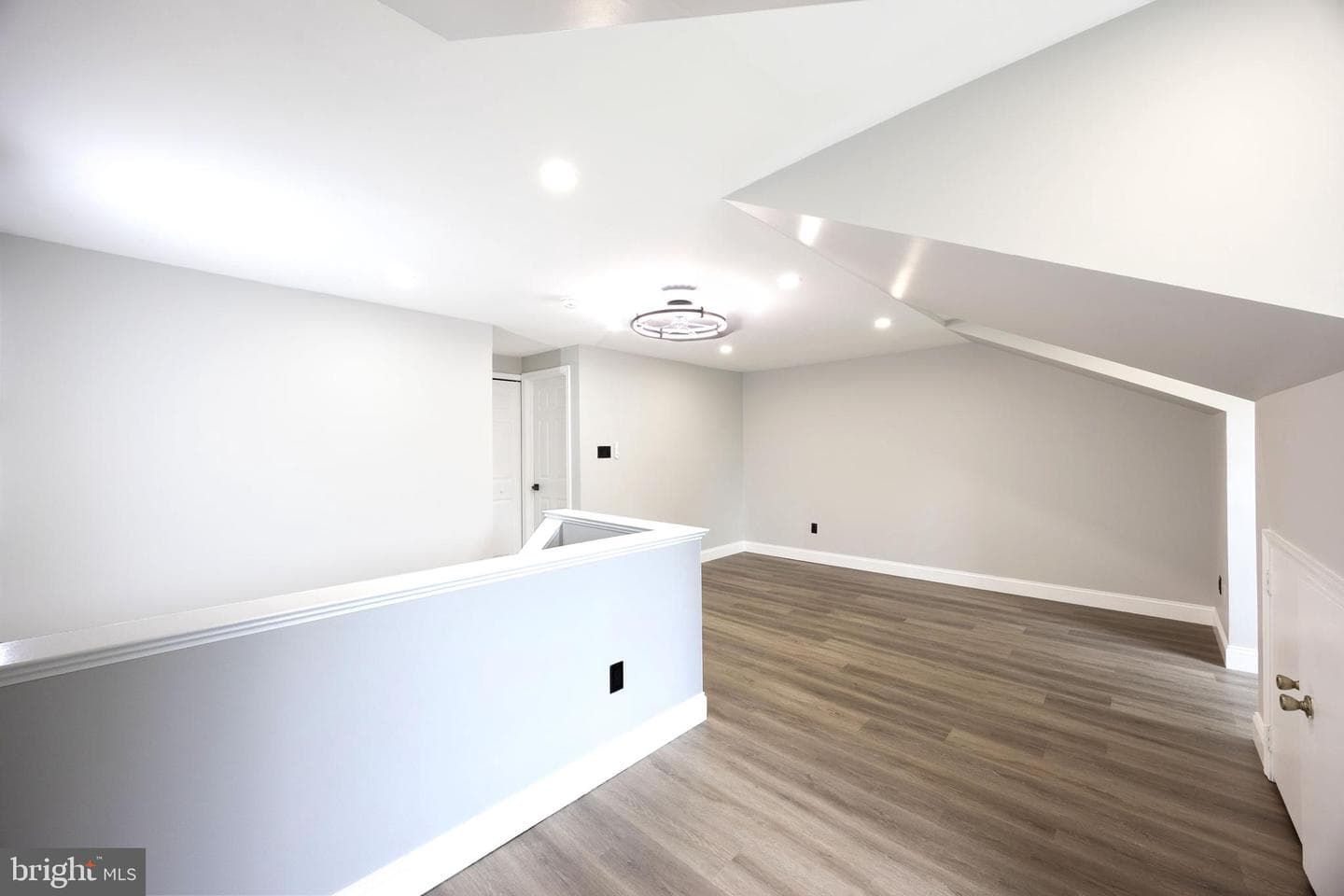 6034 Netherton Street photo 22