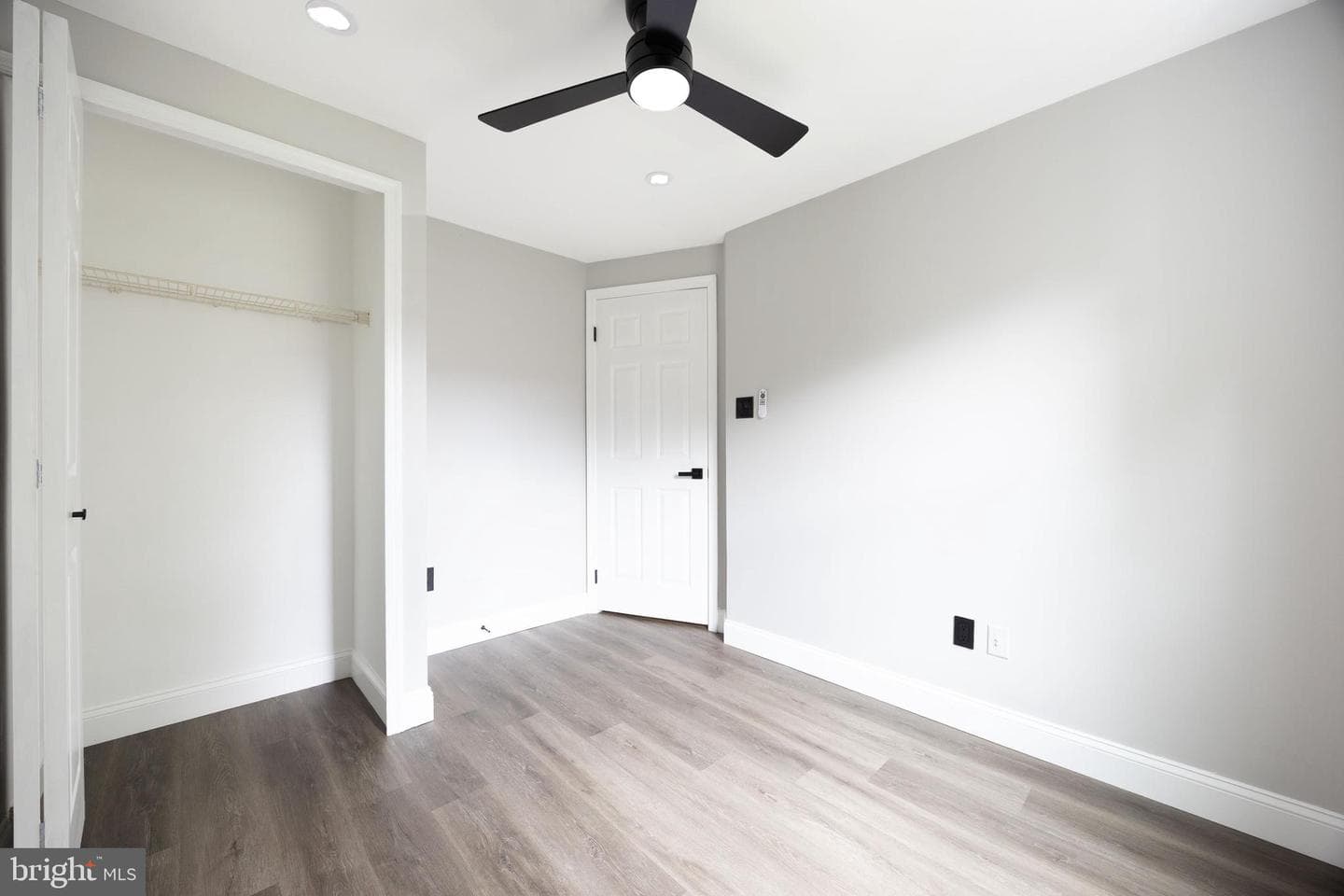6034 Netherton Street photo 26