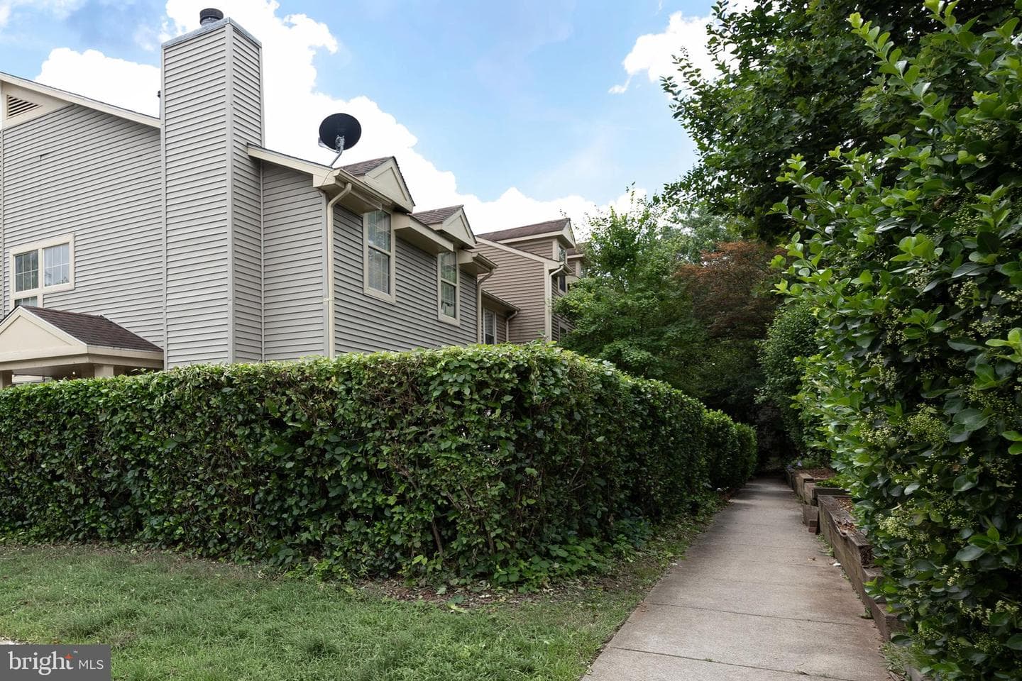6034 Netherton Street photo 31