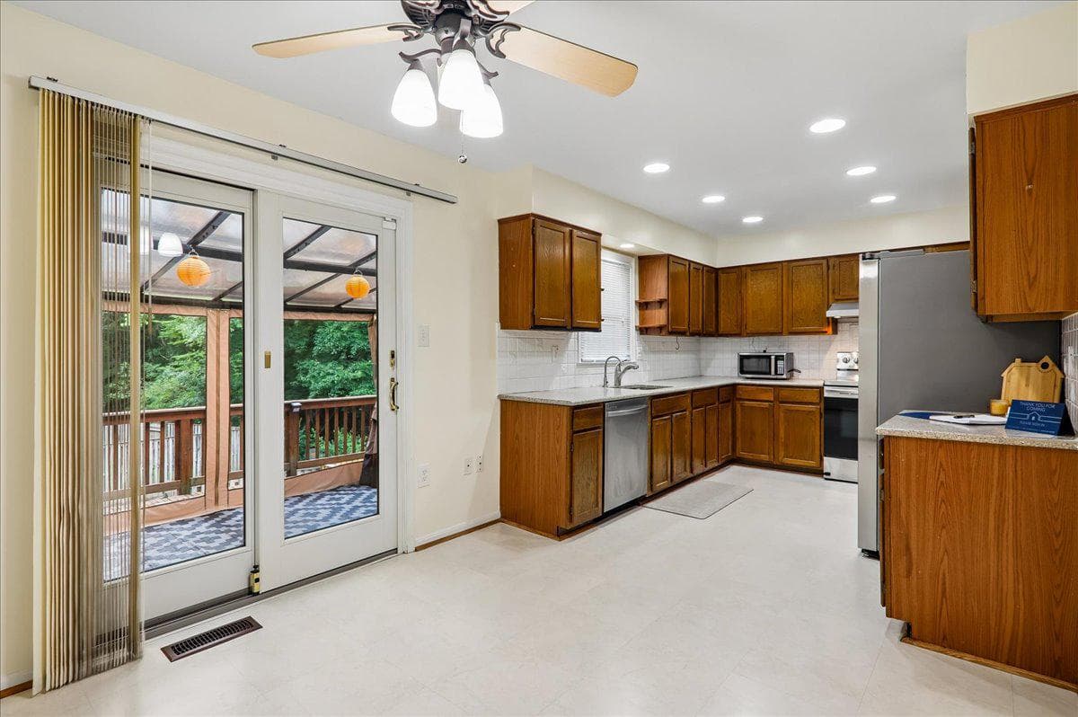 7408 Spring Tree Drive photo 6