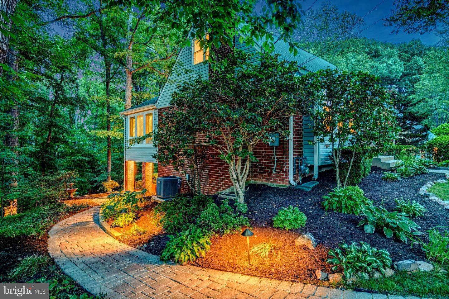 8640 Victoria Road photo 2