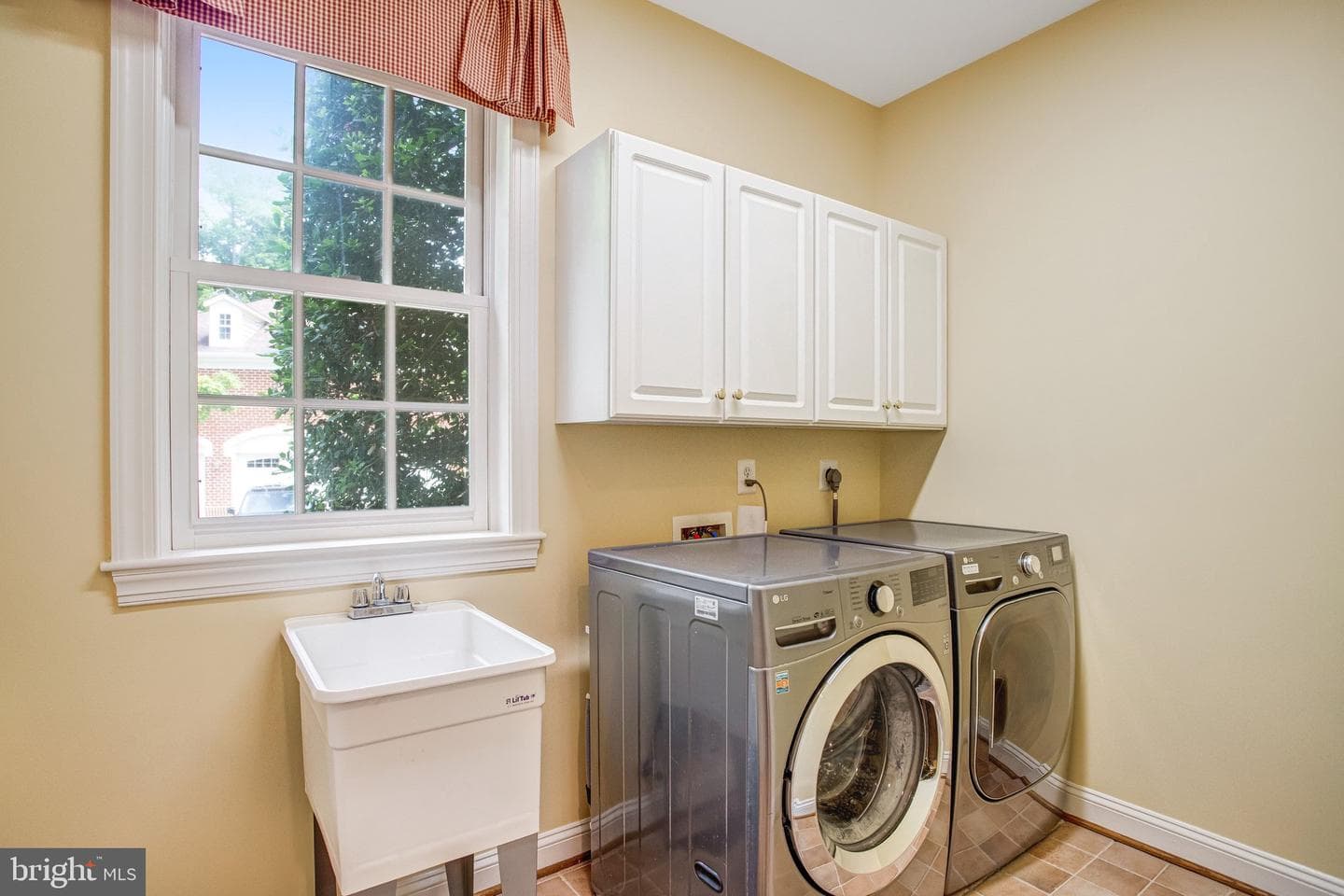 8261 Roseland Drive photo 37