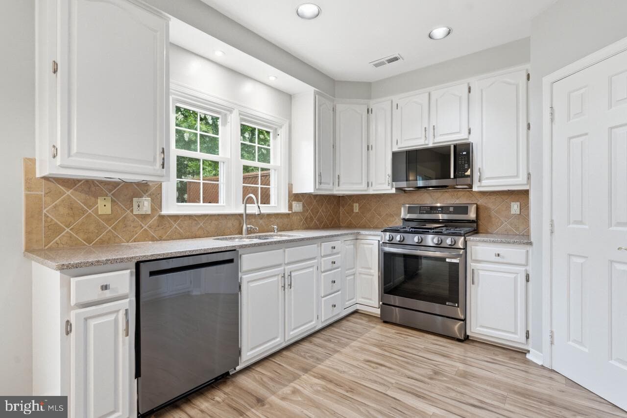 7035 Kings Manor Drive photo 14