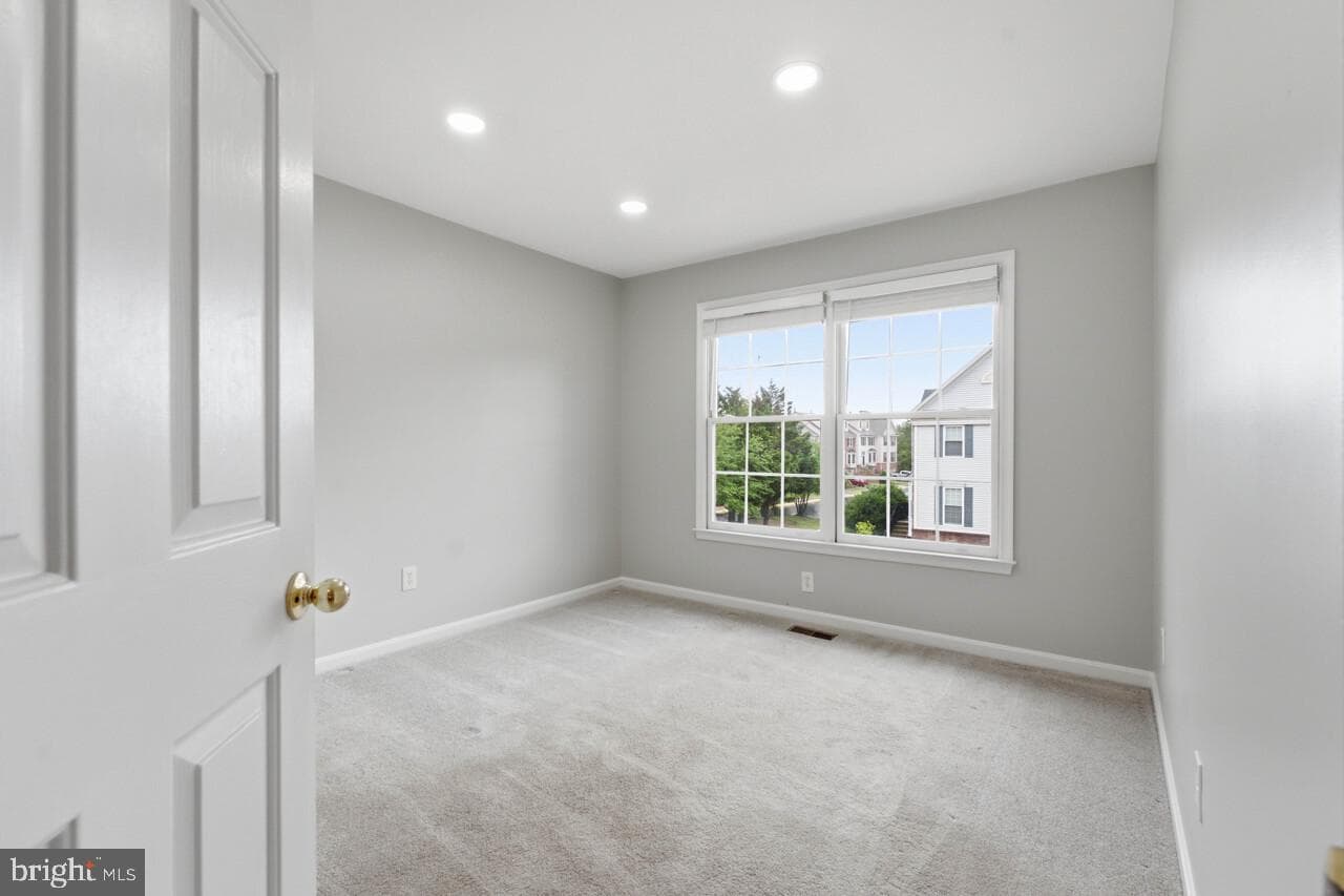 7035 Kings Manor Drive photo 27
