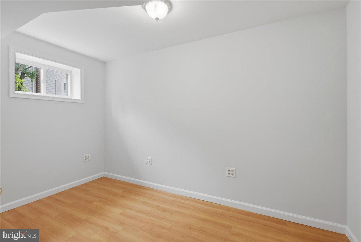 5526 Hollins Lane photo 20