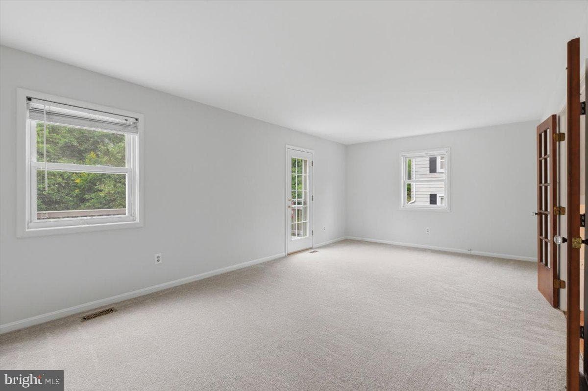 5526 Hollins Lane photo 38