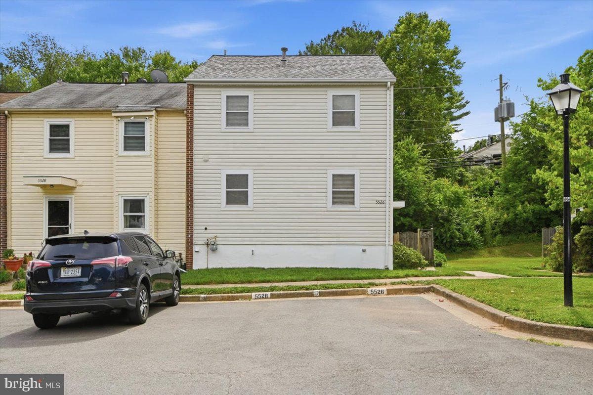 5526 Hollins Lane photo 4