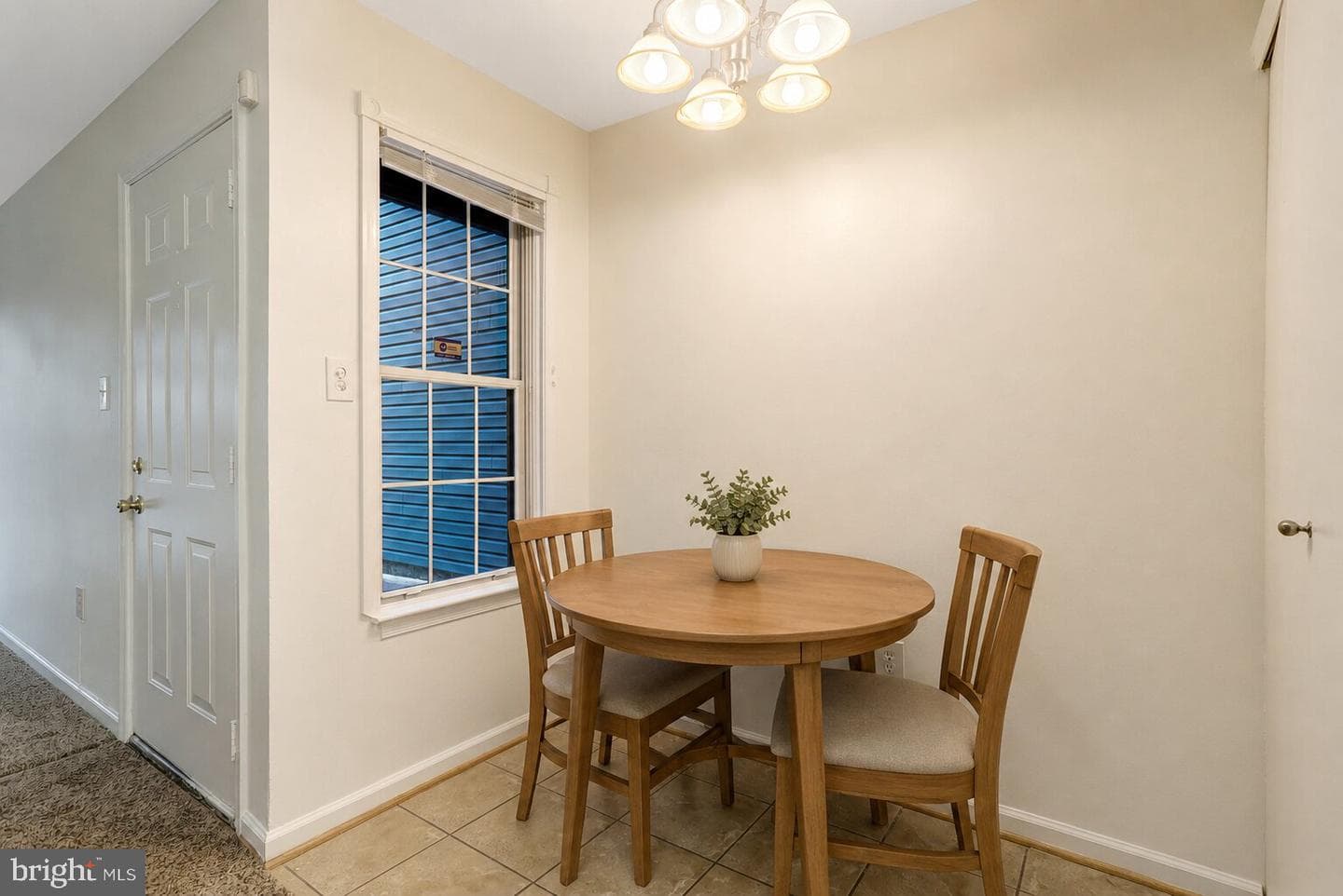 8639 Beekman Place photo 8