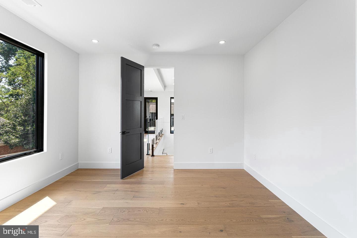 1733 Chain Bridge Road photo 34