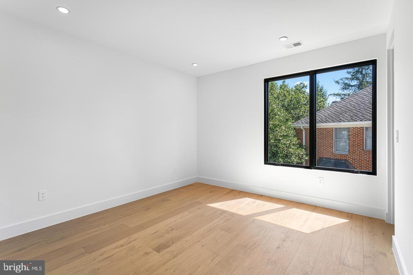 1733 Chain Bridge Road photo 35