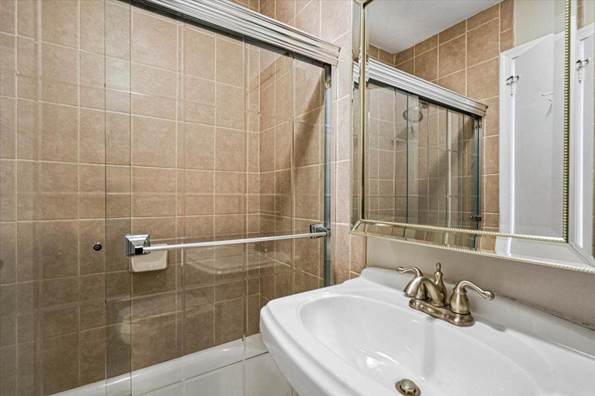 3058 Covington Street photo 17