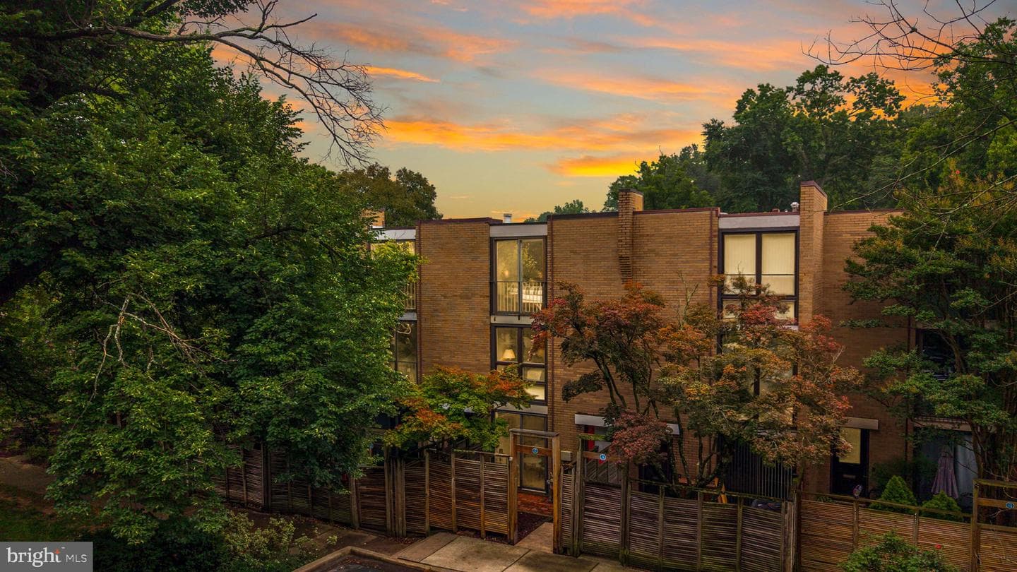 11471 W Washington Plaza W, Reston