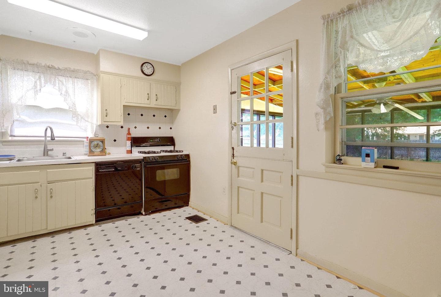 4904 Lawrence Street photo 10