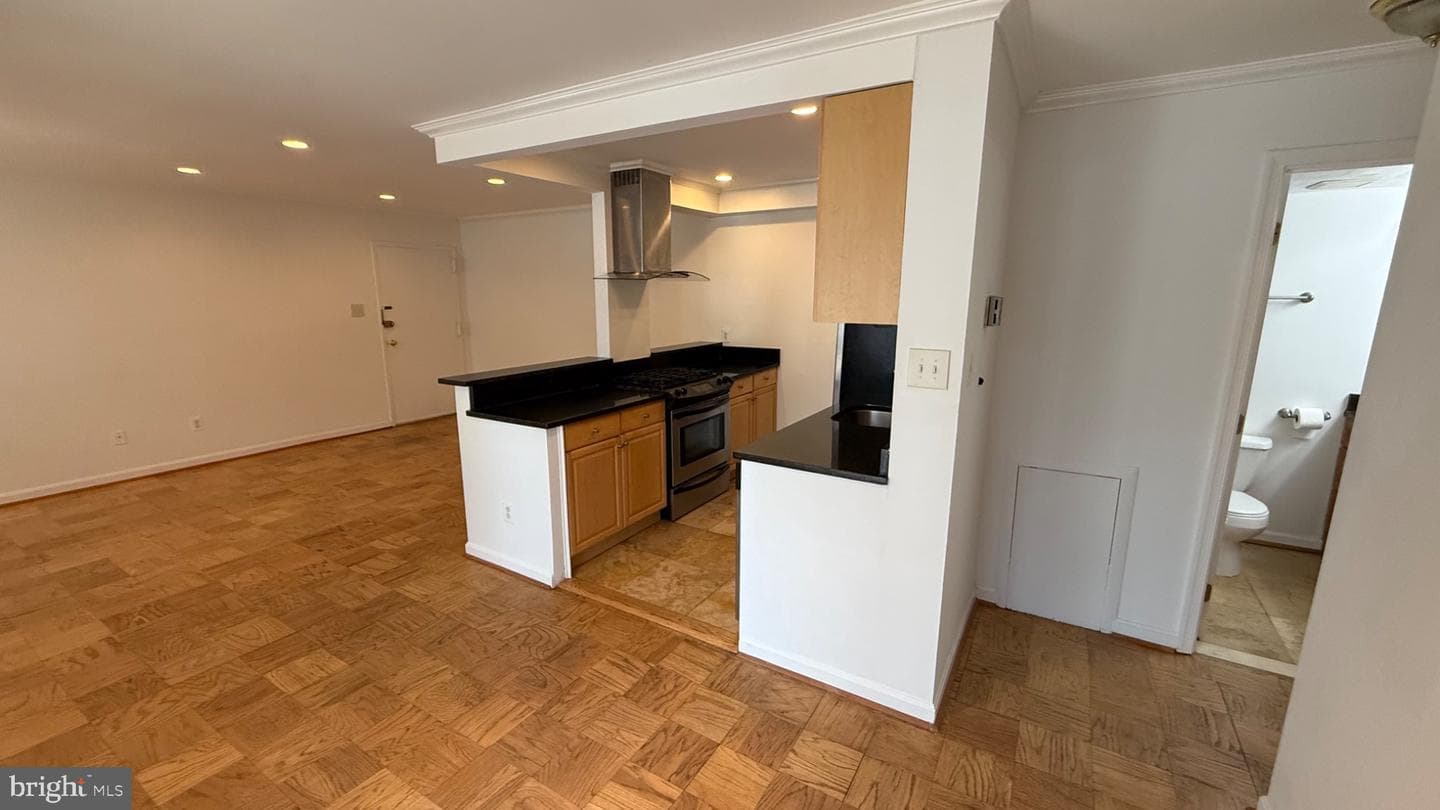2911 Charing Cross Road #6, Falls Church