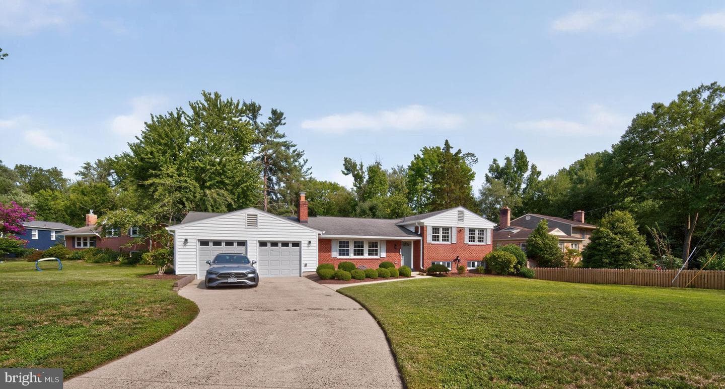 1915 Shannon Court, Alexandria