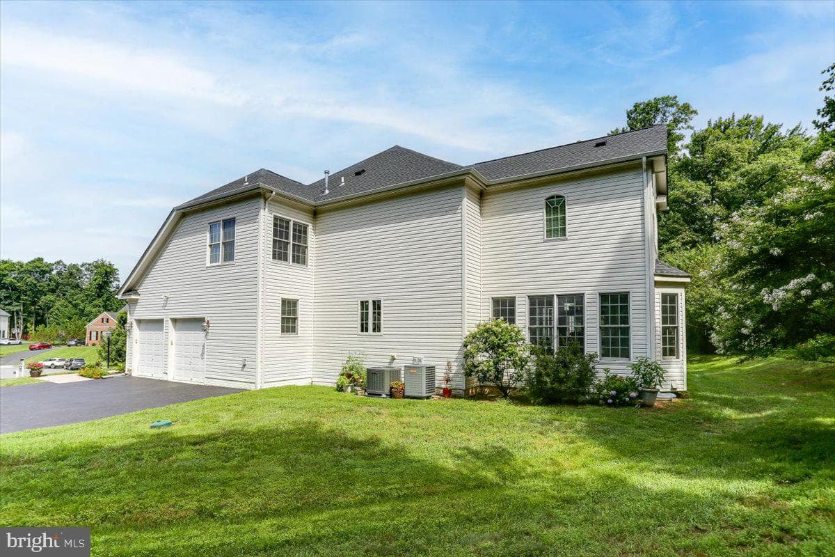 8906 Laurel Overlook Drive photo 4