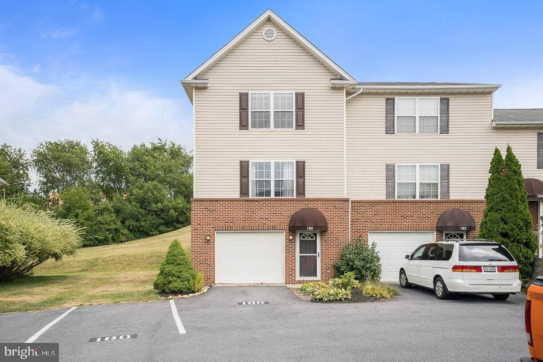 180 Emerson Lane photo 2