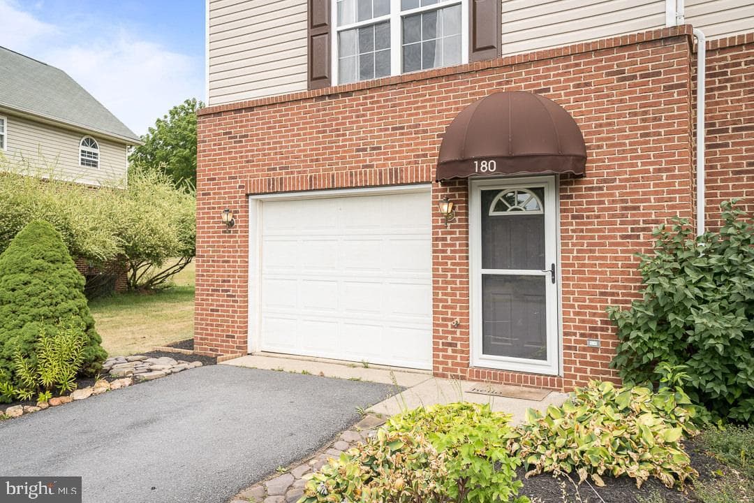 180 Emerson Lane photo 4