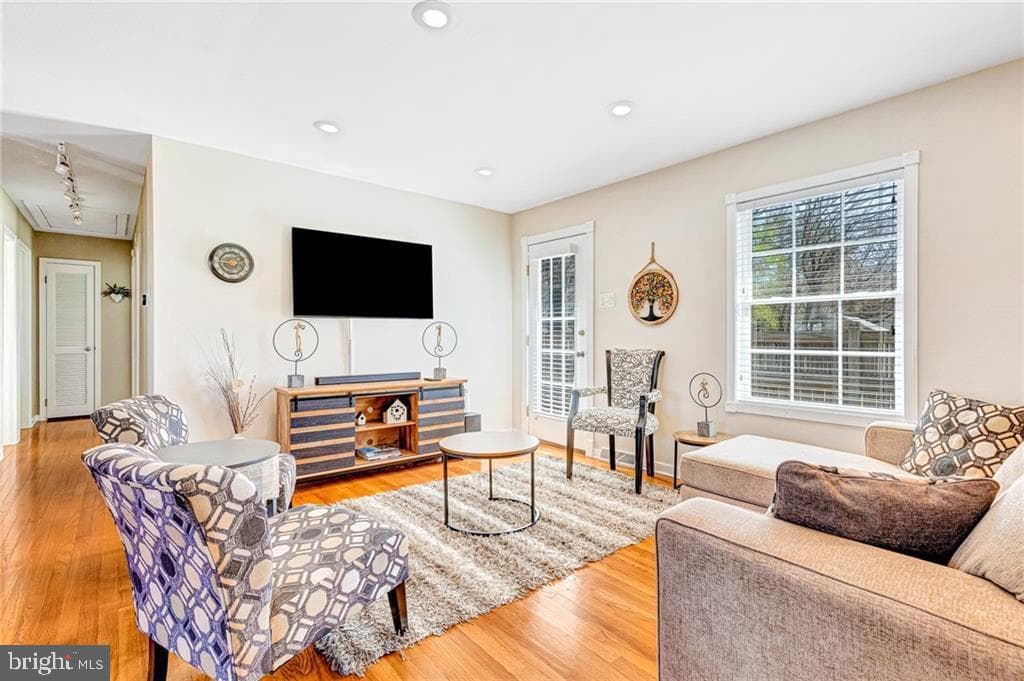 5309 Bloomingdale Avenue photo 4