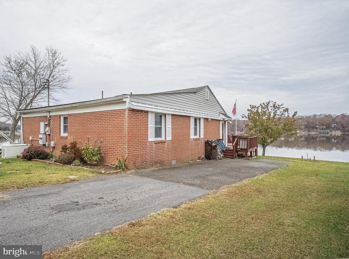 115 Lakeview Circle photo 5
